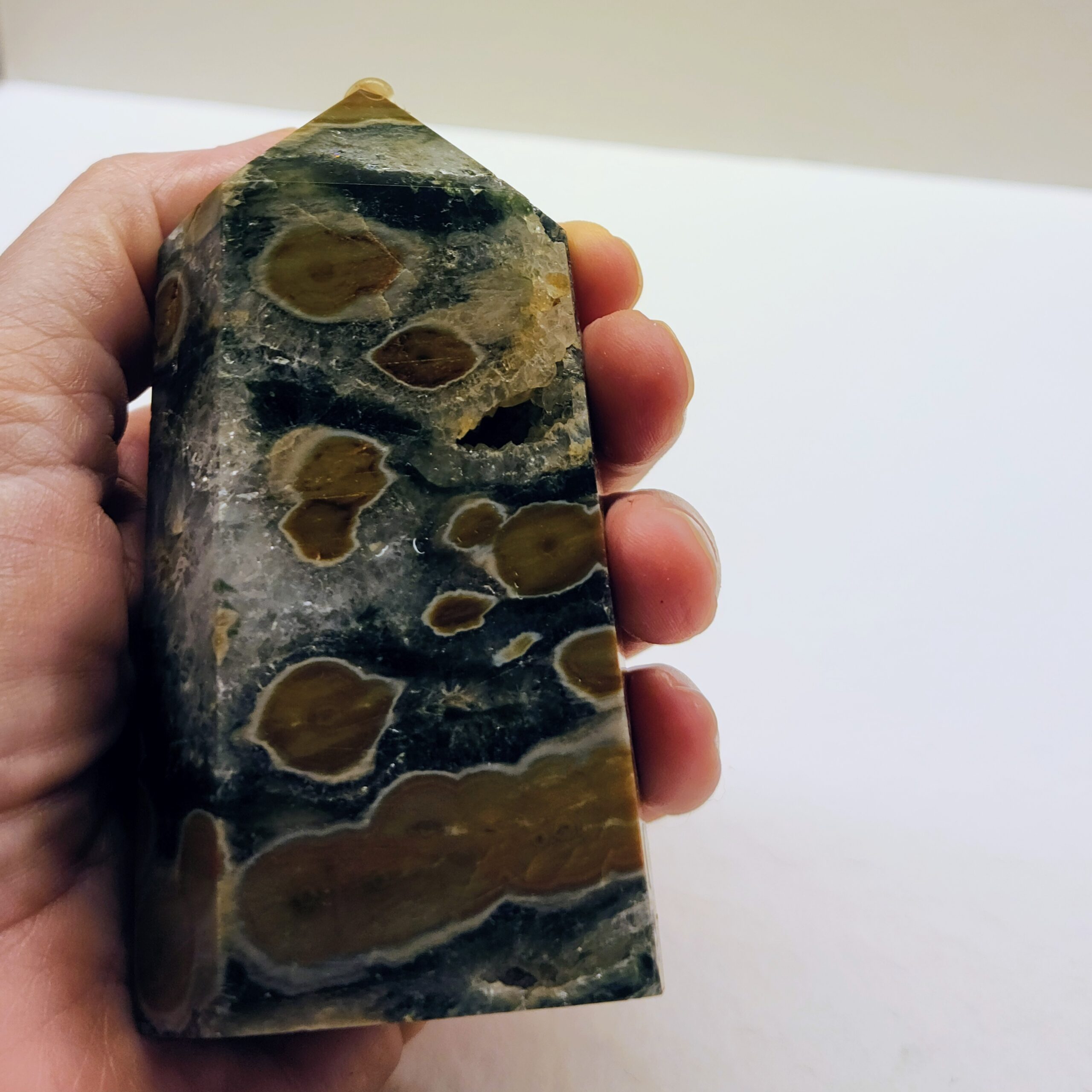 אושן ג'ספר Ocean Jasper — מגדל עם חלונות קריסטליים