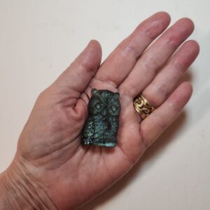 לברדורייט Labradorite — גילוף עבודת יד ינשוף עם ברק ירקרק