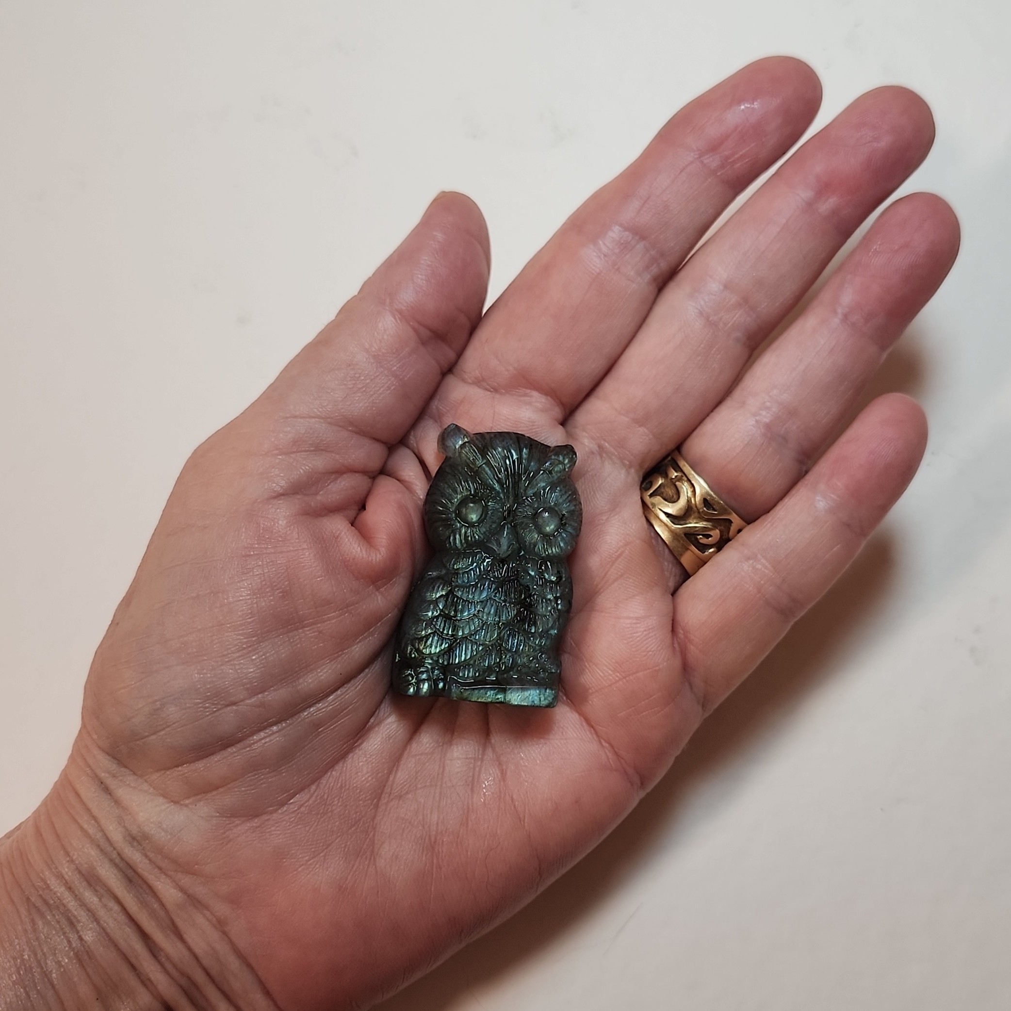 לברדורייט Labradorite — גילוף עבודת יד ינשוף עם ברק כחול עמוק