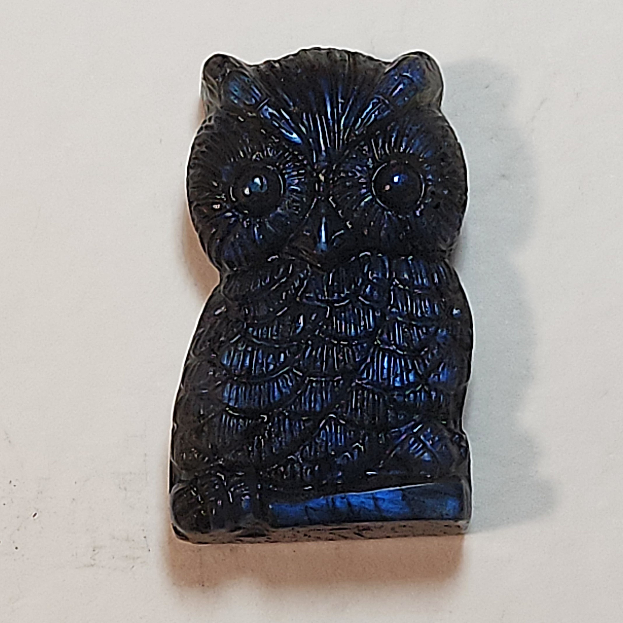 לברדורייט Labradorite — גילוף עבודת יד ינשוף עם ברק כחול עמוק – תמונה 4
