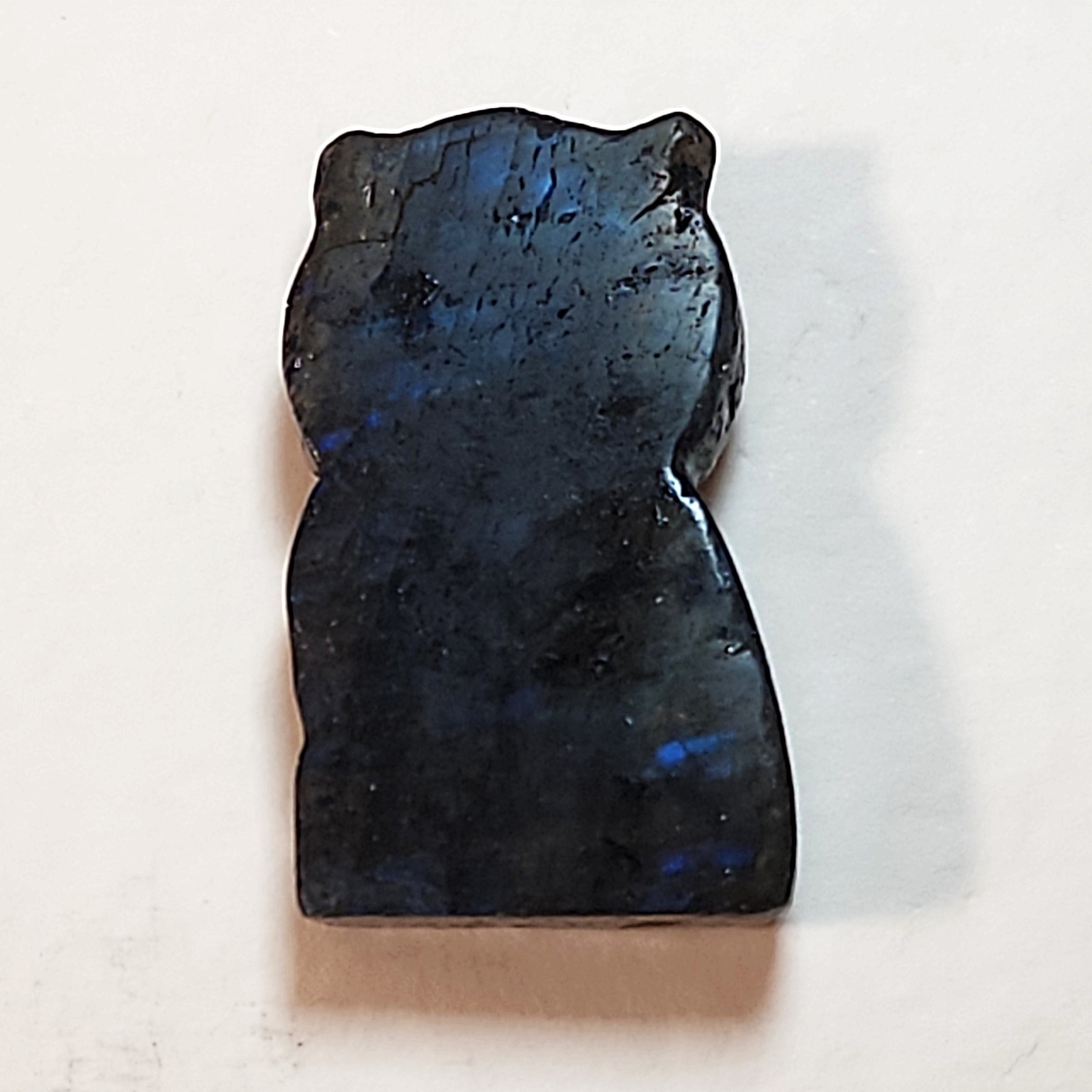 לברדורייט Labradorite — גילוף עבודת יד ינשוף עם ברק כחול עמוק – תמונה 3