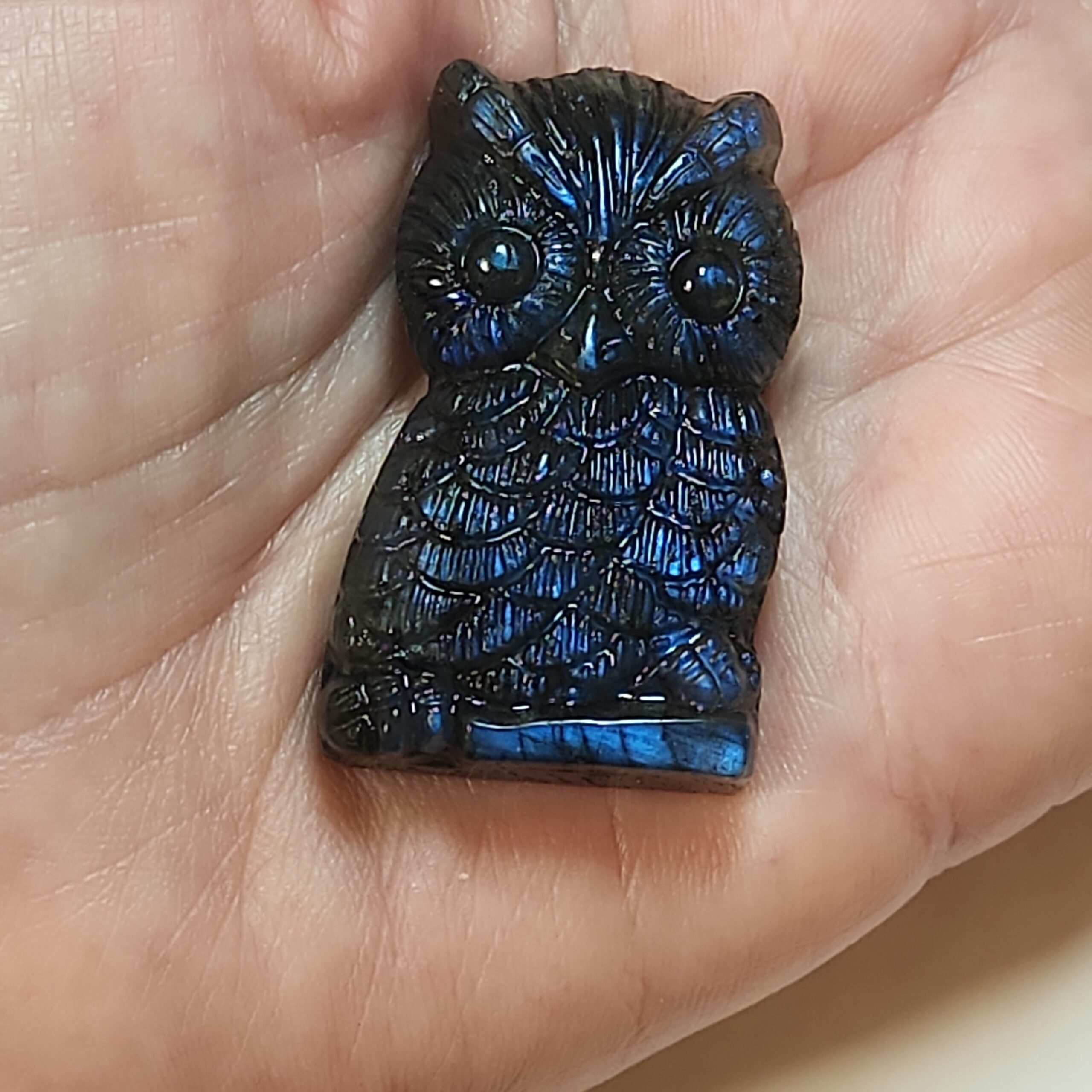 לברדורייט Labradorite — גילוף עבודת יד ינשוף עם ברק כחול עמוק – תמונה 2