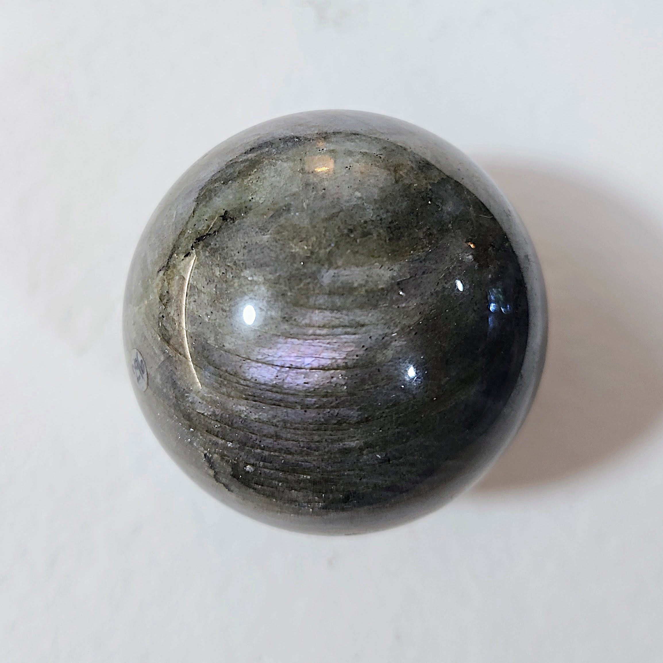 ספירת לברדורייט — פלאש סגול · Labradorite Sphere – תמונה 3