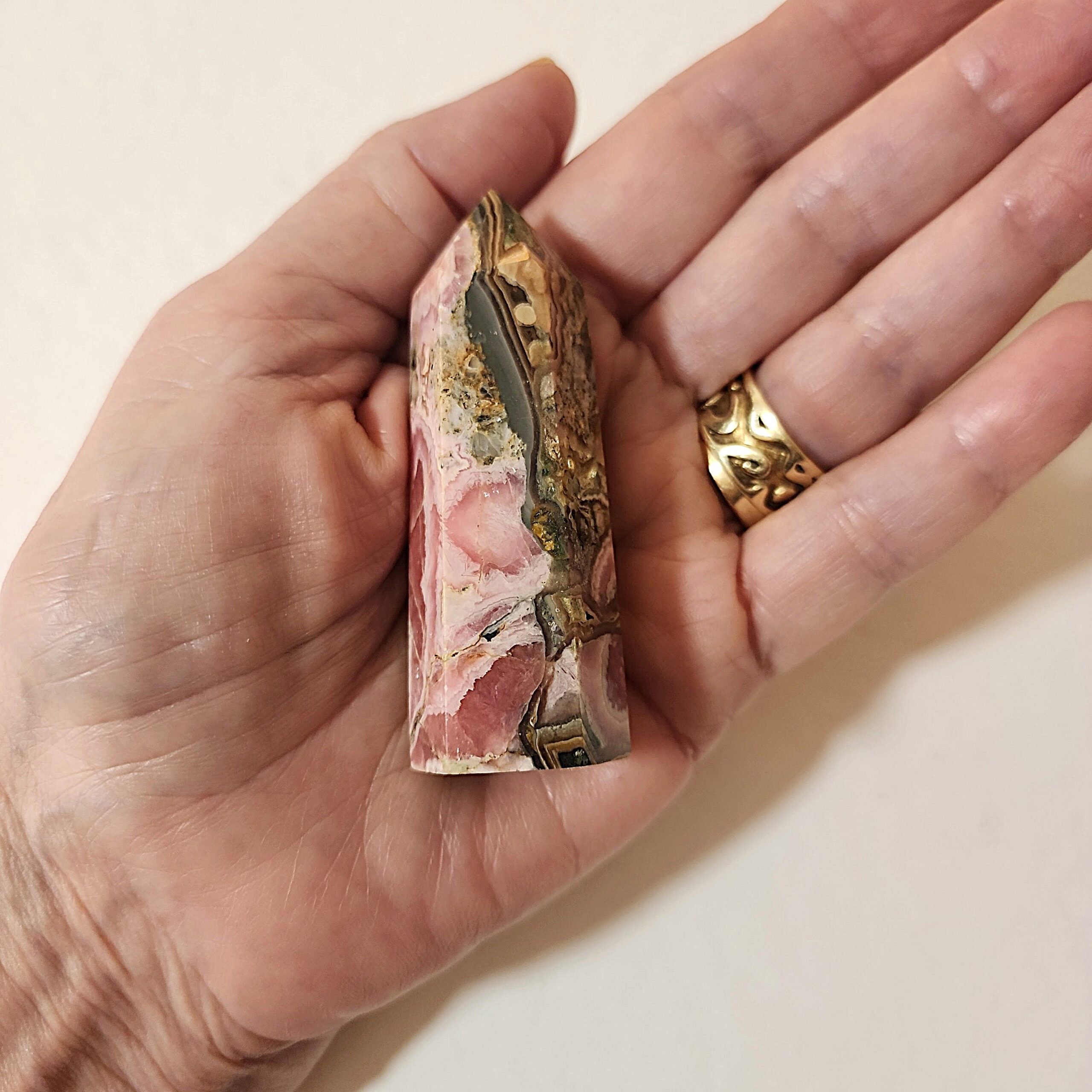 רודוכרוזיט מגדל טבעי Rhodochrosite — אבן האהבה העצמית והריפוי הרגשי | קריסטל ורוד לצ'אקרת הלב