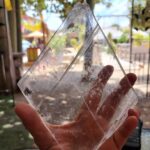 אבן סלנייט צלולה מוחזקת ביד — לניקוי אנרגטי