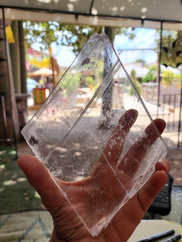 אבן סלנייט צלולה מוחזקת ביד — לניקוי אנרגטי