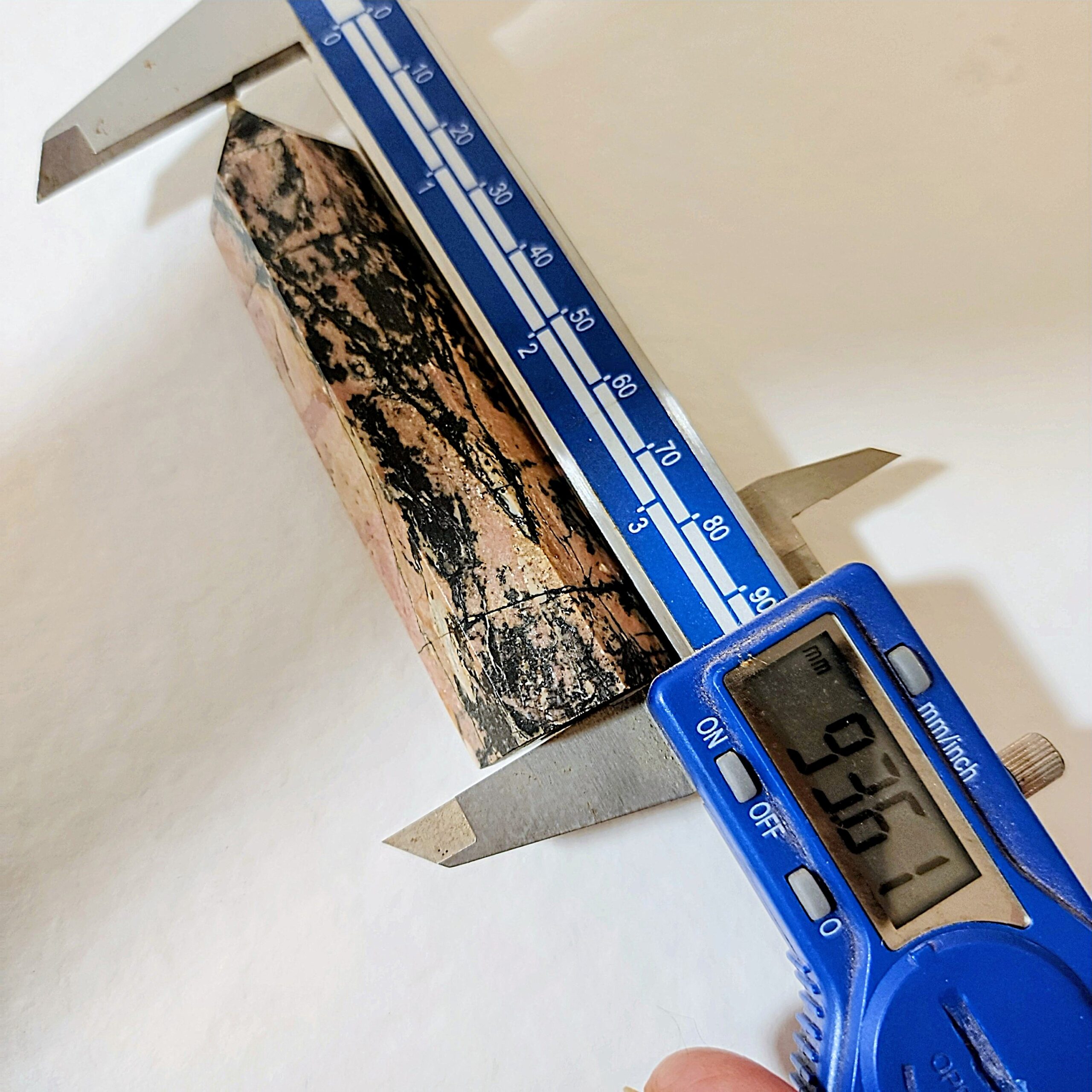 רודונייט מגדל טבעי Rhodonite — אבן החמלה והריפוי הרגשי | קריסטל ורוד-שחור לצ'אקרת הלב – תמונה 5
