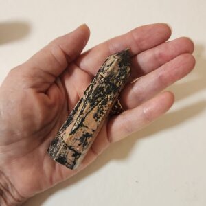 רודונייט מגדל טבעי Rhodonite — אבן החמלה והריפוי הרגשי | קריסטל ורוד-שחור לצ'אקרת הלב
