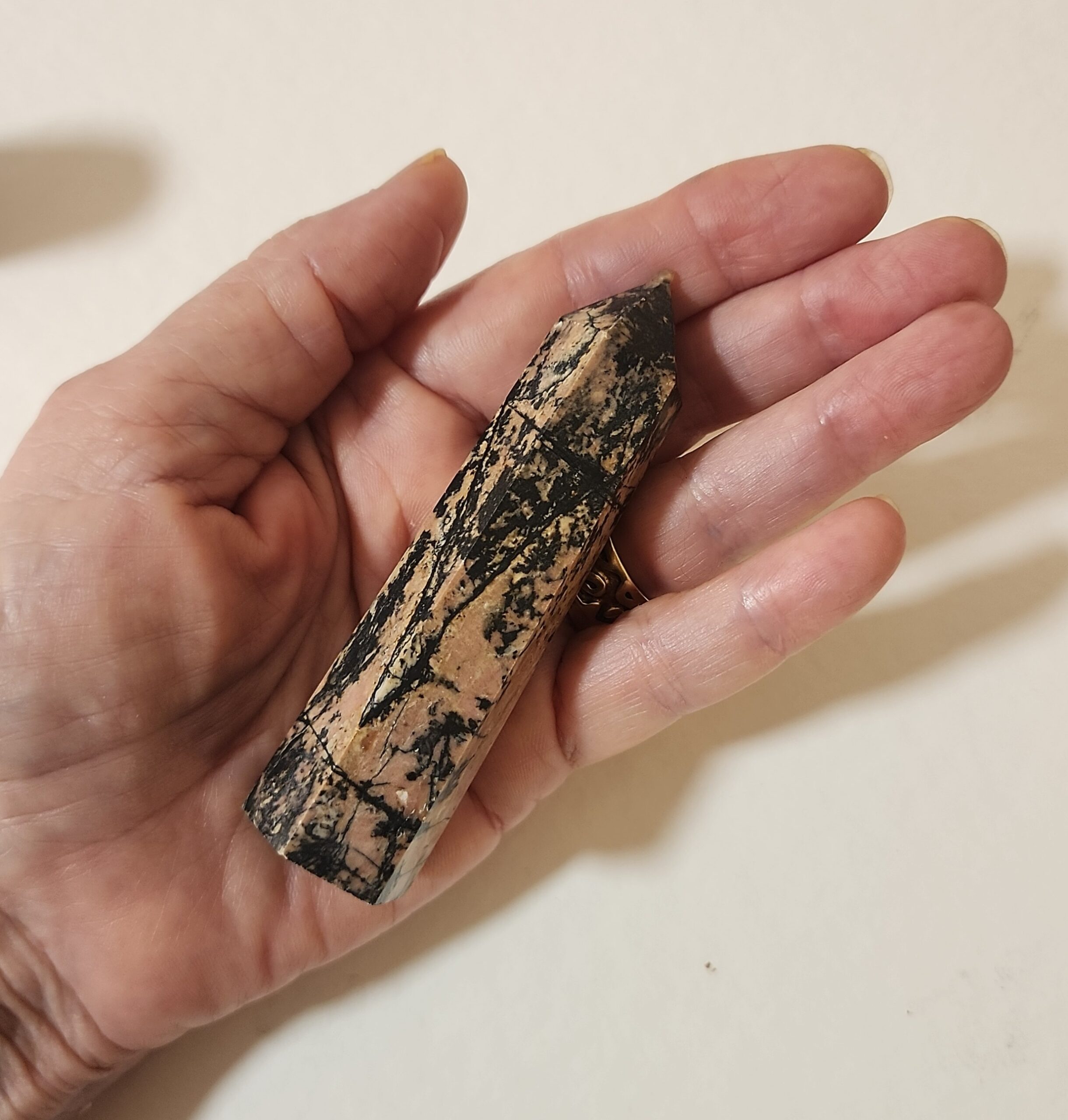 רודונייט מגדל טבעי Rhodonite — אבן החמלה והריפוי הרגשי | קריסטל ורוד-שחור לצ'אקרת הלב