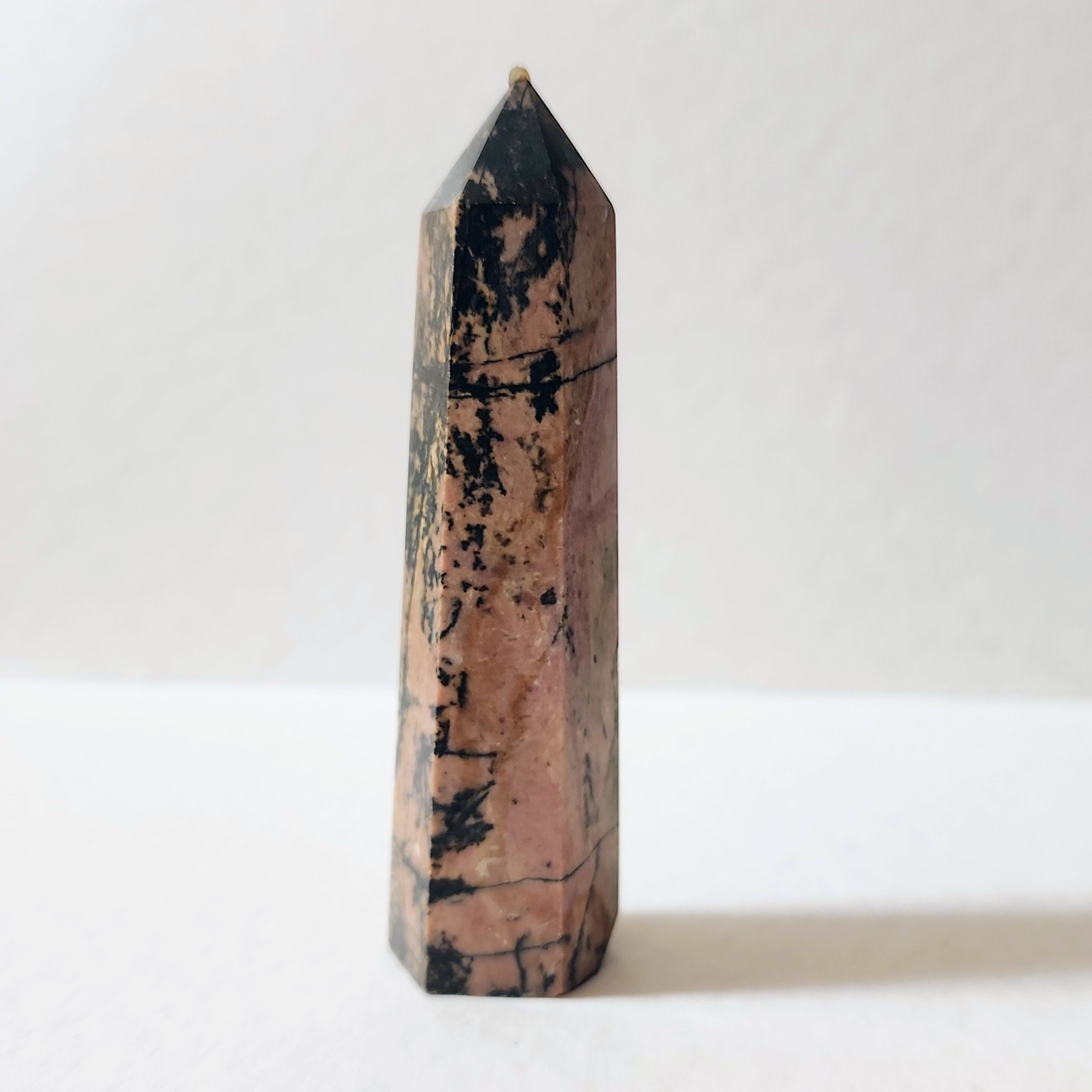 רודונייט מגדל טבעי Rhodonite — אבן החמלה והריפוי הרגשי | קריסטל ורוד-שחור לצ'אקרת הלב – תמונה 4