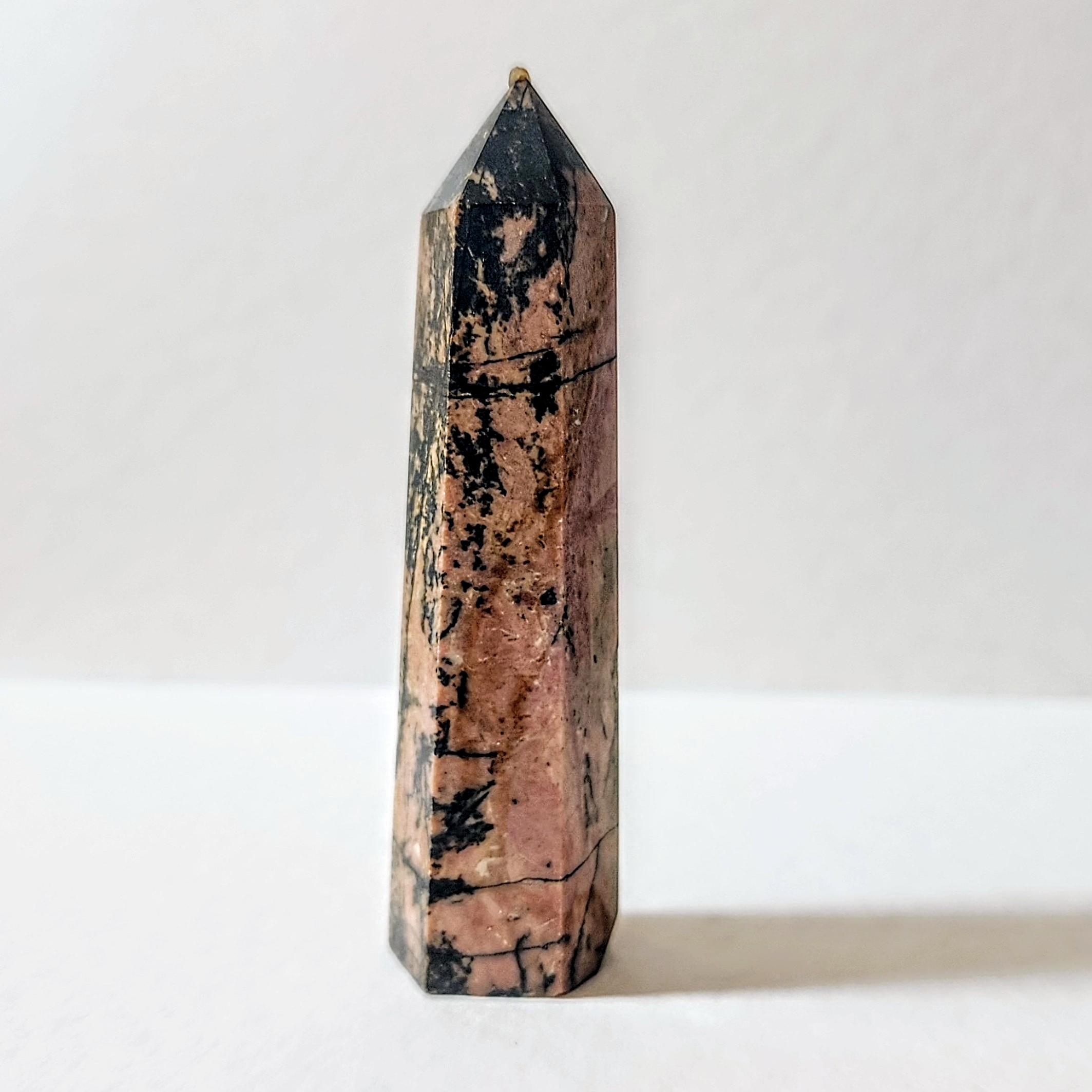 רודונייט מגדל טבעי Rhodonite — אבן החמלה והריפוי הרגשי | קריסטל ורוד-שחור לצ'אקרת הלב – תמונה 6