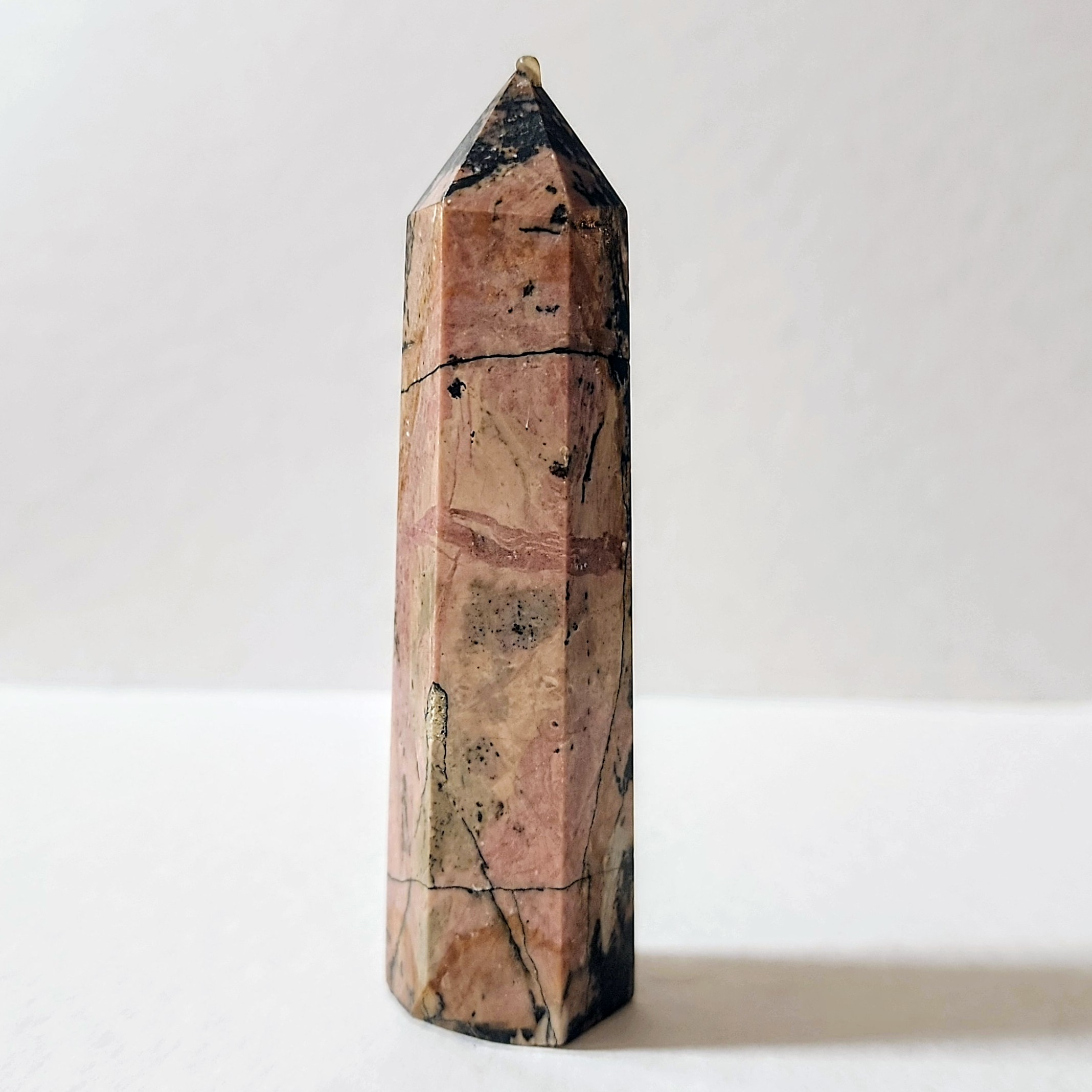 רודונייט מגדל טבעי Rhodonite — אבן החמלה והריפוי הרגשי | קריסטל ורוד-שחור לצ'אקרת הלב – תמונה 2