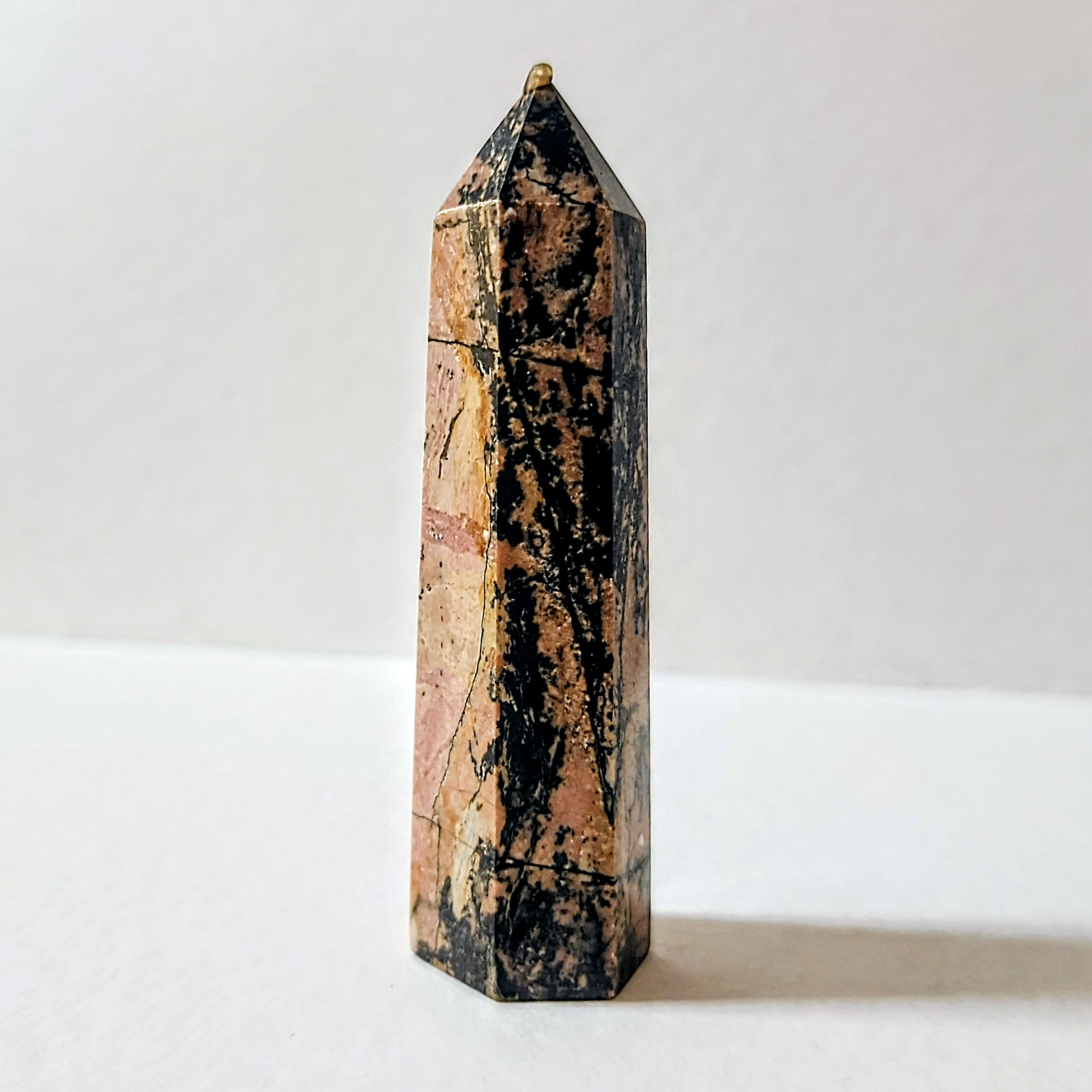 רודונייט מגדל טבעי Rhodonite — אבן החמלה והריפוי הרגשי | קריסטל ורוד-שחור לצ'אקרת הלב – תמונה 3