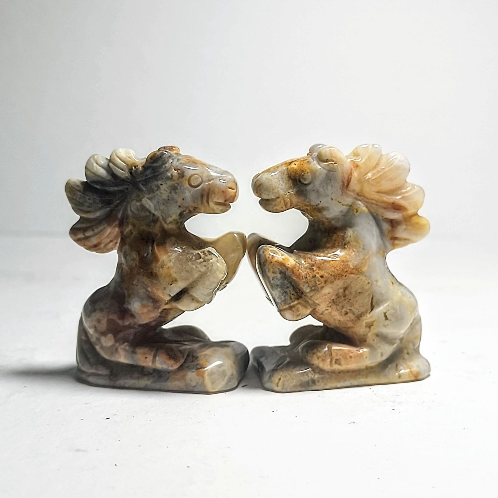 זוג פסלוני סוסים מגולפים Crazy Lace Agate, 5 ס"מ