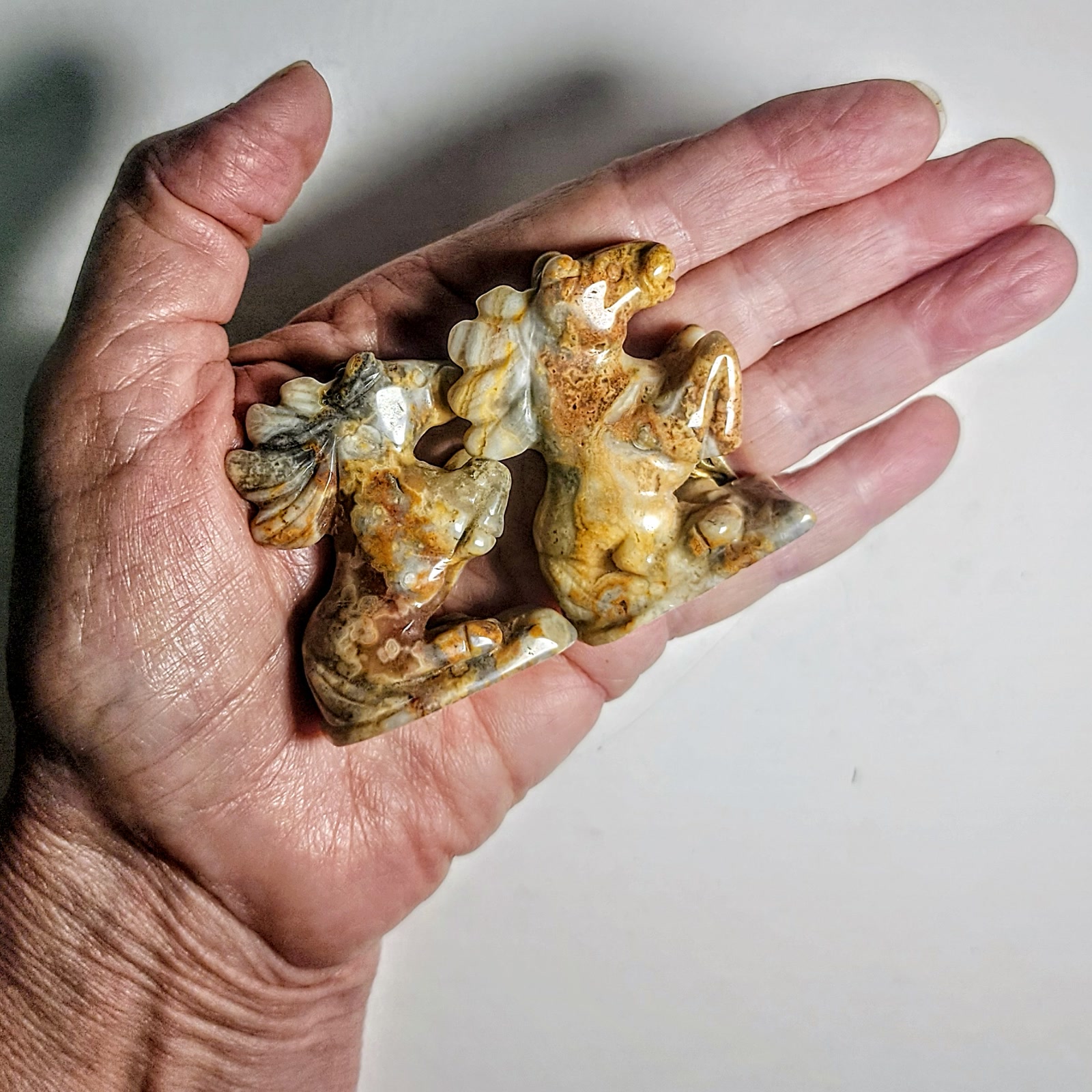 זוג פסלוני סוסים מגולפים Crazy Lace Agate, 5 ס"מ – תמונה 2