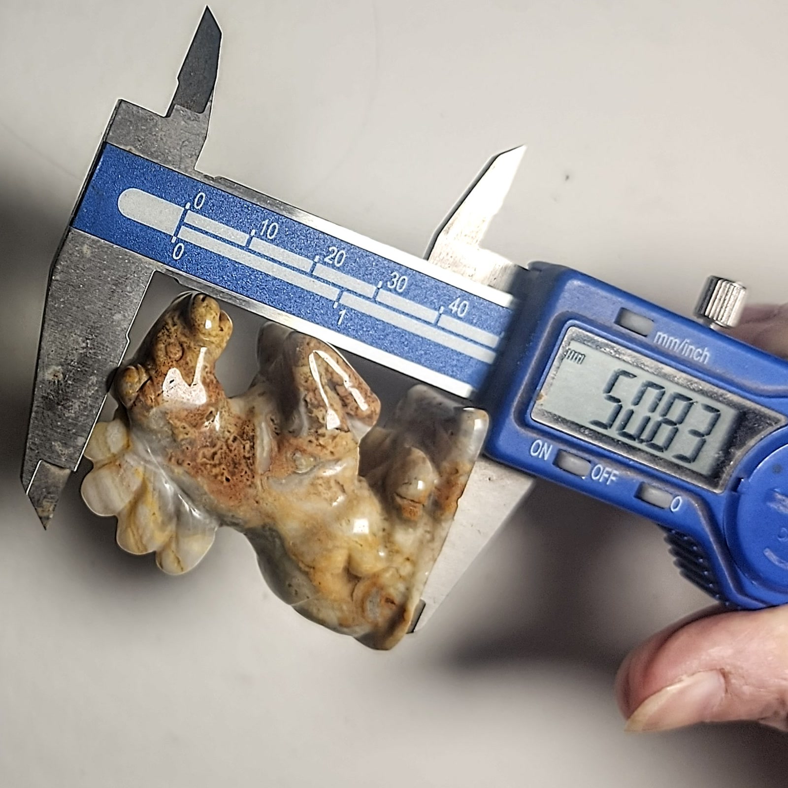 זוג פסלוני סוסים מגולפים Crazy Lace Agate, 5 ס"מ – תמונה 3