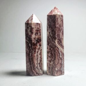 זוג מגדלי כלציט Dali Calcite מלוטשים, אדום-ורוד עם לבן, 9.5 ו-8.6 ס"מ