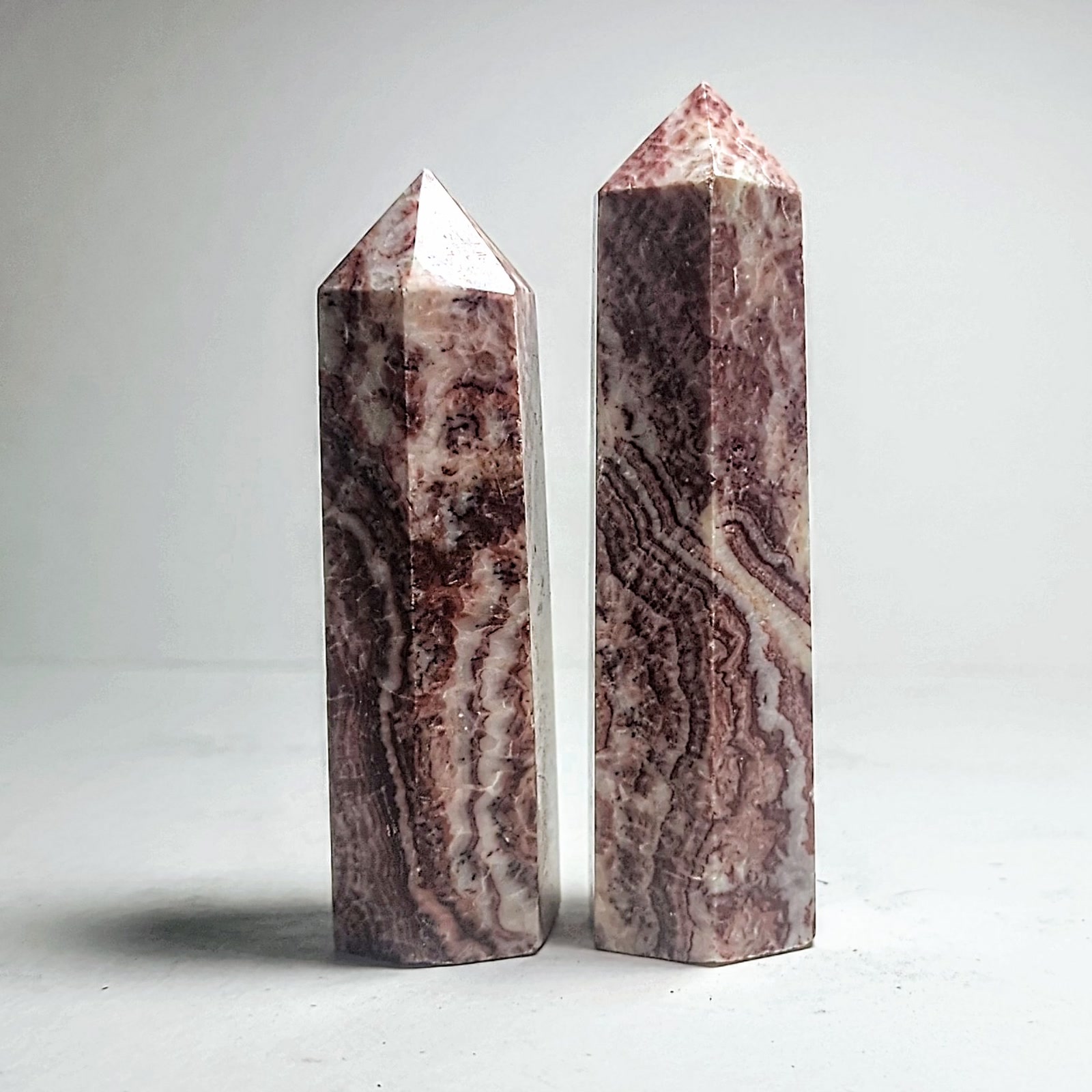 זוג מגדלי כלציט Dali Calcite מלוטשים, אדום-ורוד עם לבן, 9.5 ו-8.6 ס"מ