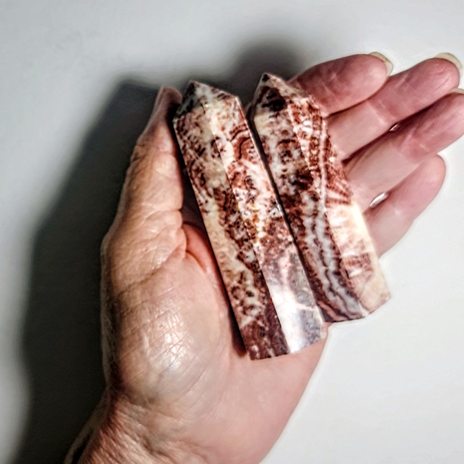 זוג מגדלי כלציט Dali Calcite מלוטשים, אדום-ורוד עם לבן, 9.5 ו-8.6 ס"מ – תמונה 2