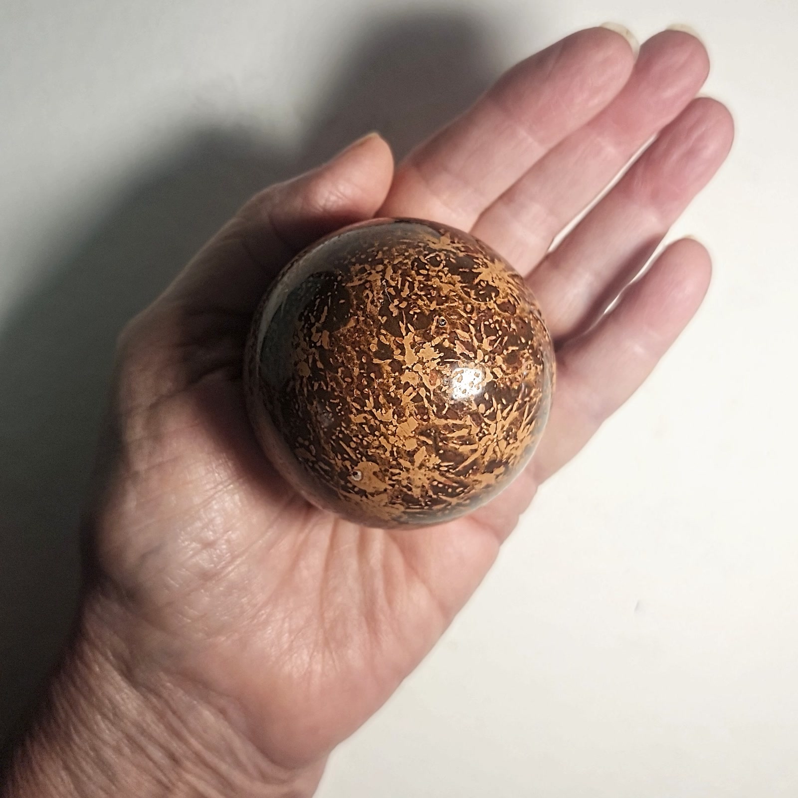 כדור Firework Jasper מלוטש, חום-שוקולד עם דוגמת זיקוקים, 5.7 ס"מ – תמונה 3