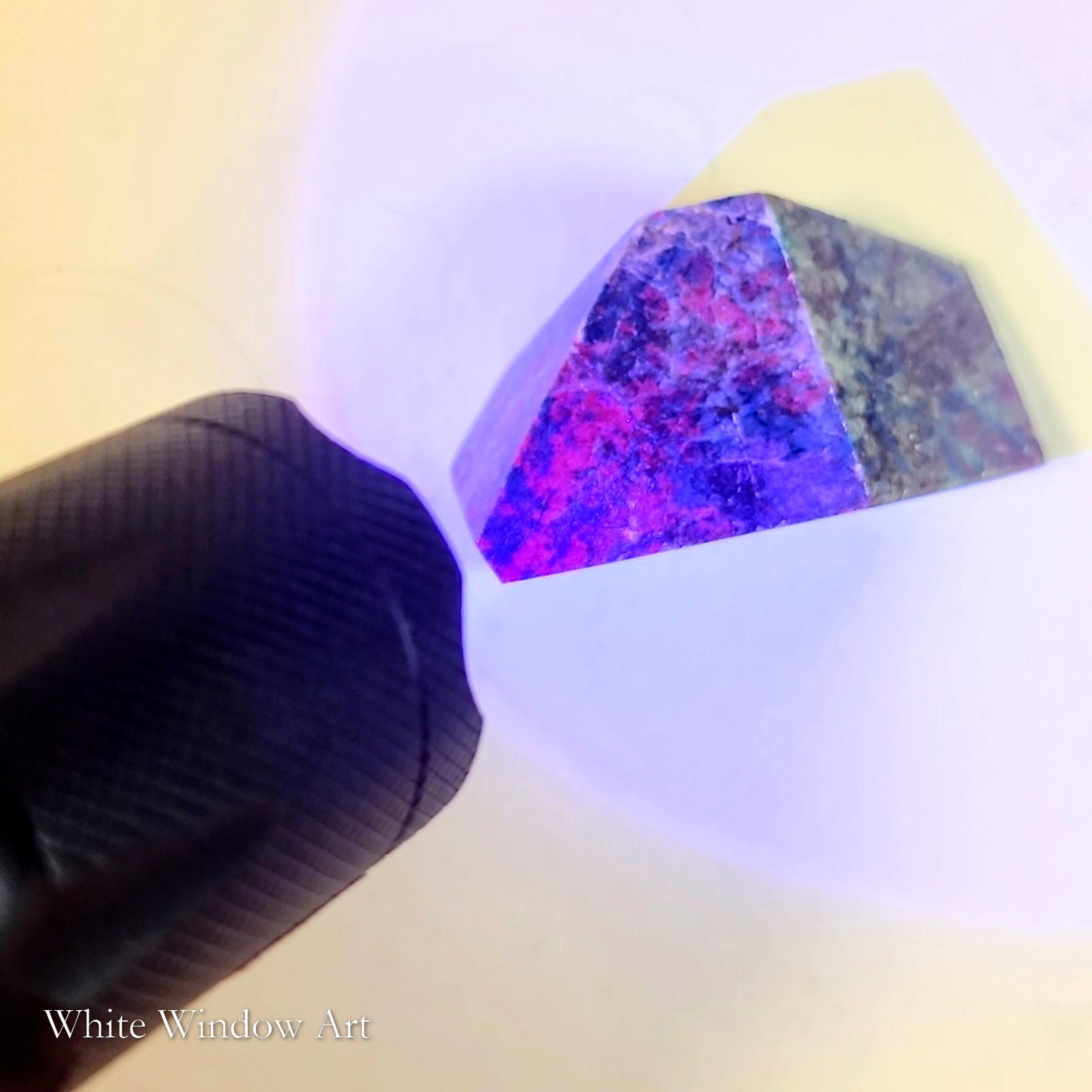 רובי בקיאנייט Ruby in Kyanite – צורה חופשית 128 גרם – תמונה 3