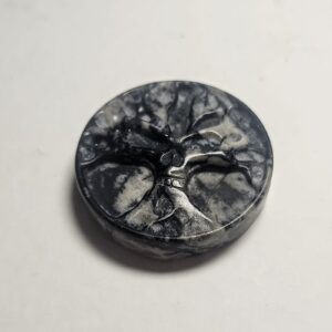 מטבע ג'ספר קורי עכביש Spider Web Jasper עם גילוף עץ וגולגולת, שחור-אפור, 4.8 ס"מ