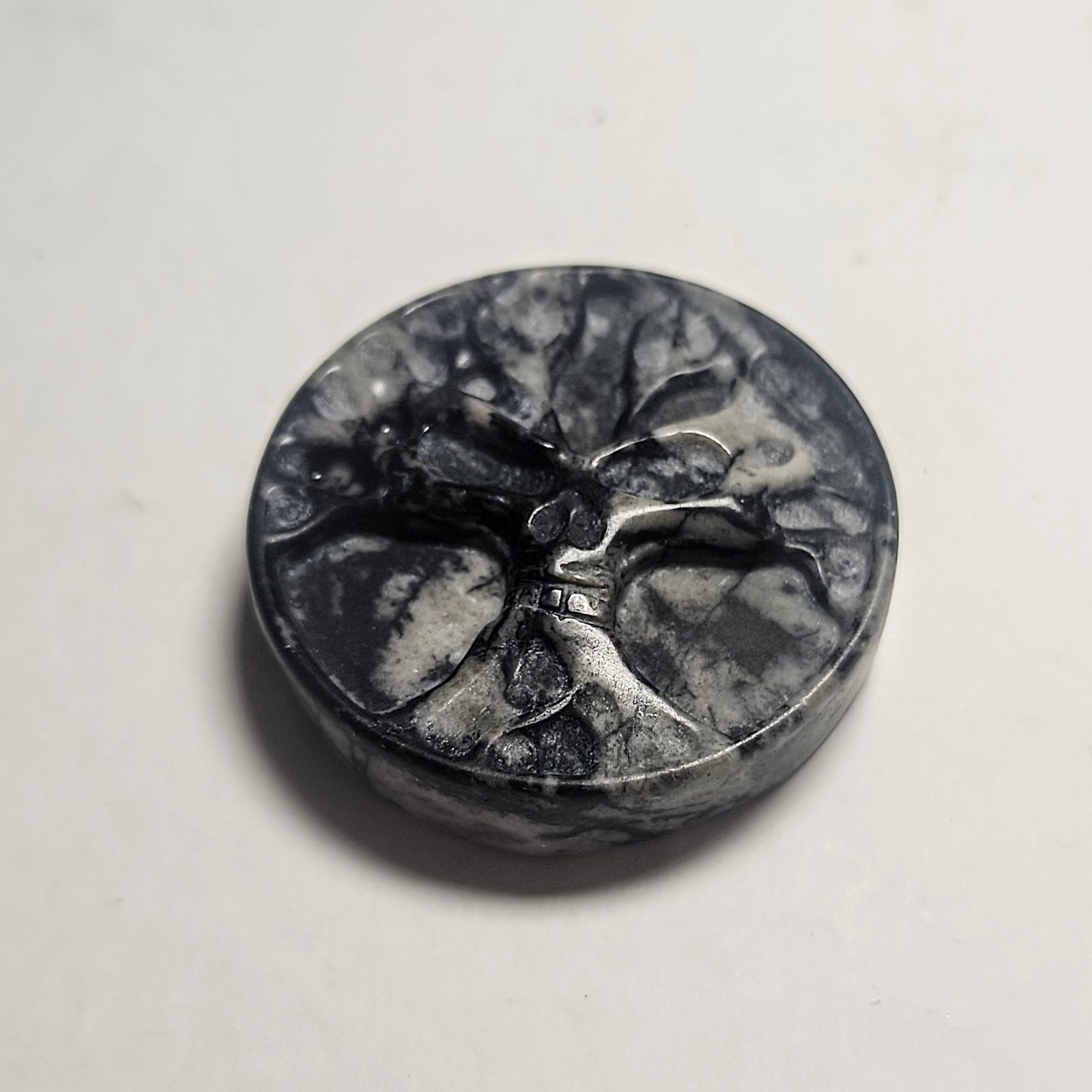 מטבע ג'ספר קורי עכביש Spider Web Jasper עם גילוף עץ וגולגולת, שחור-אפור, 4.8 ס"מ
