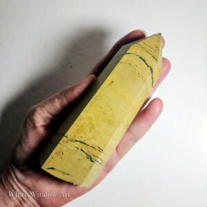 מגדל סרפנטין (ג'ייד צהוב) Yellow Jade Serpentine מלוטש, 13.7 ס"מ