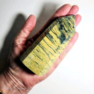 מגדל סרפנטין (ג'ייד צהוב) Yellow Jade Serpentine מלוטש, 12 ס"מ